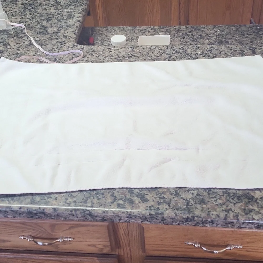 Lot of 4 100% cotton white bath rugs like new condition 21 x 32 